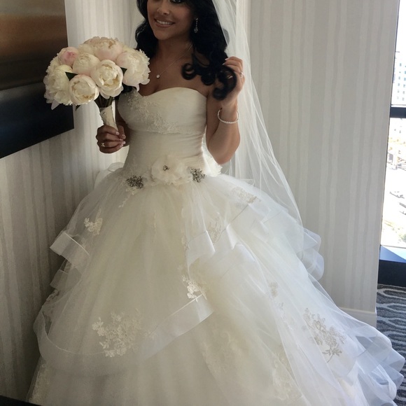 VERA WANG VW351197 WEDDING DRESS
VW351197 - Picture 6 of 9